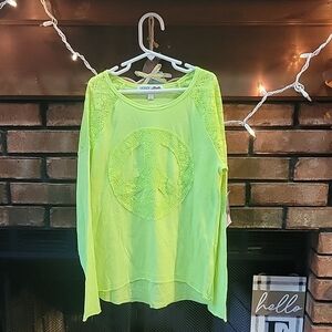 NWT Cute Derek Heart Girl shirt Color is green size is large 14.